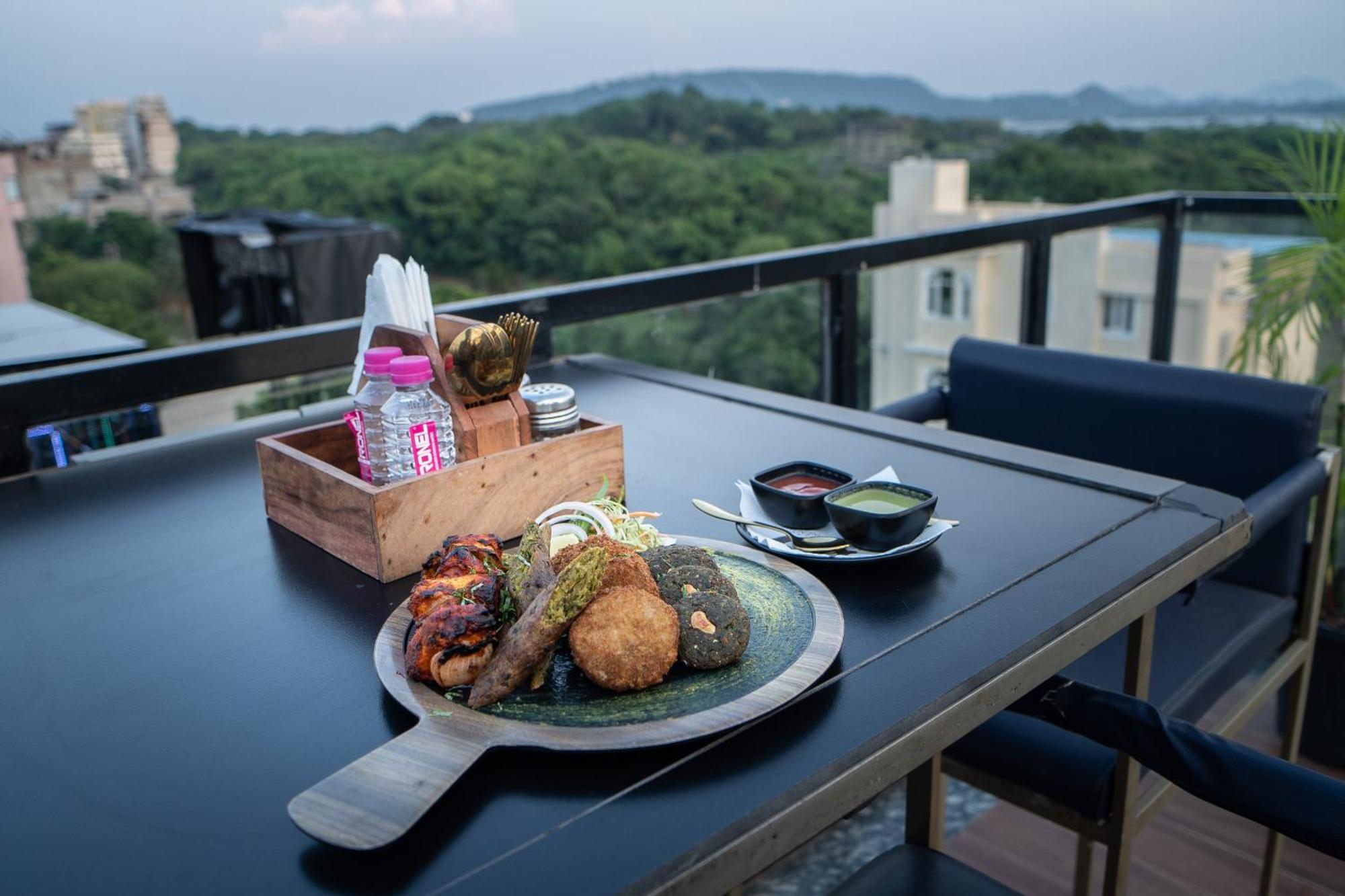 Hotel The Courtyard - Beyond Bar & Club Udaipur Exterior foto